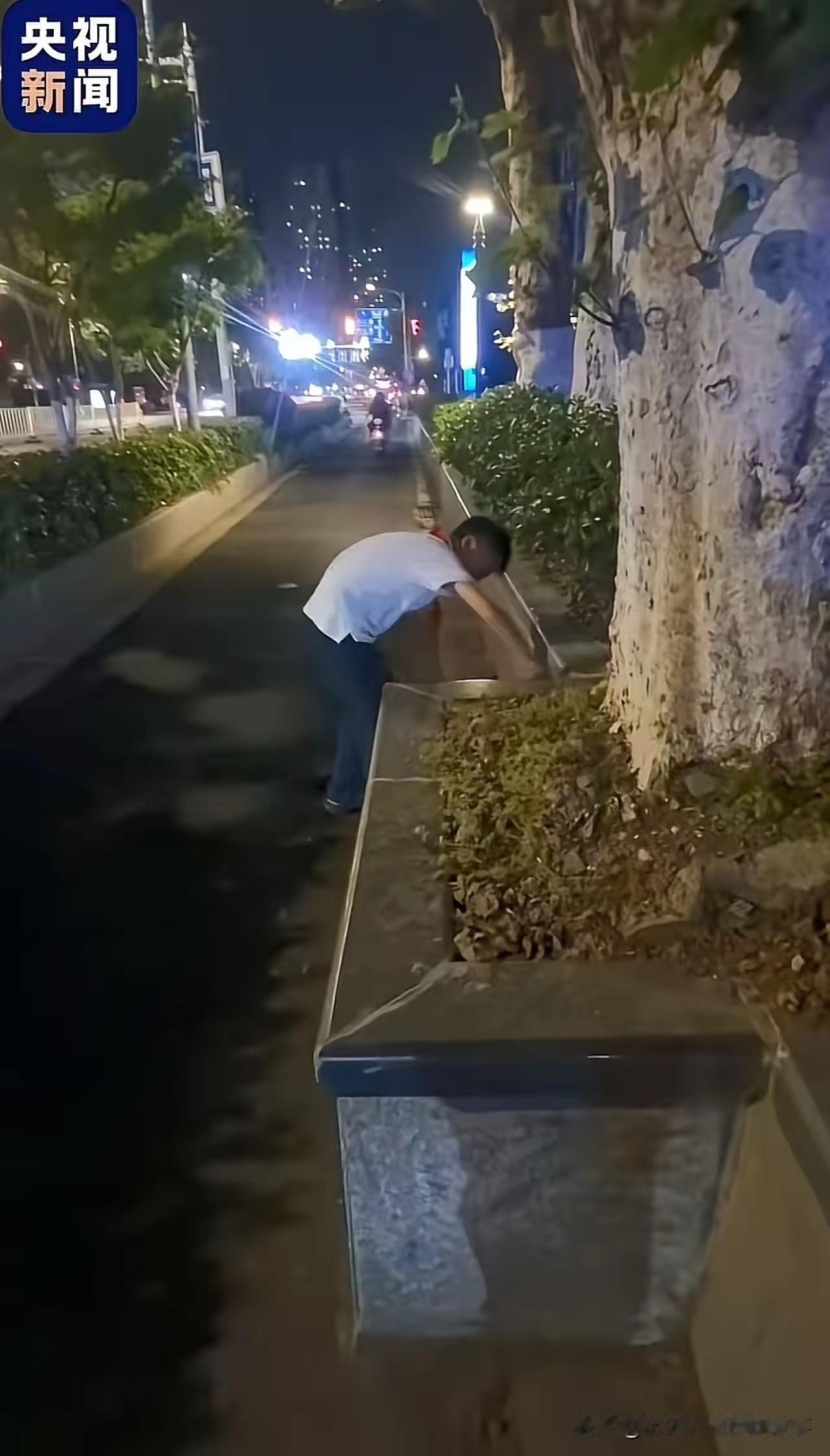 孩童暖心举动，胜过万千成年人
 
南京一名小学生出行时，发现路边绿化带石墩突兀外