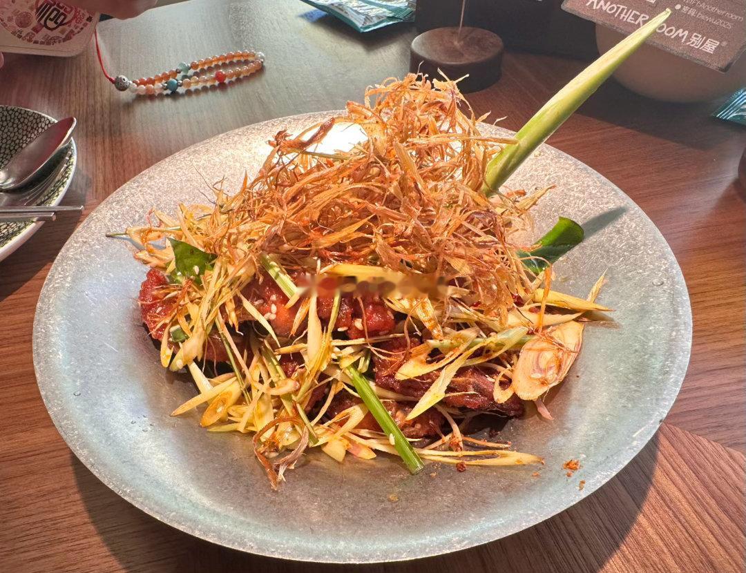 燃烧的陀螺仪  来吃一顿漂亮饭，过六一儿童节三文鱼，牛舌，都好好吃 最后一个脏脏
