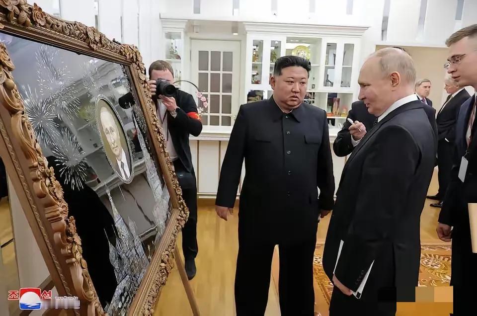 金正恩向普京赠送了一幅画像。普京的头像镶嵌在一块花岗岩石板上，画背景是克里姆林宫