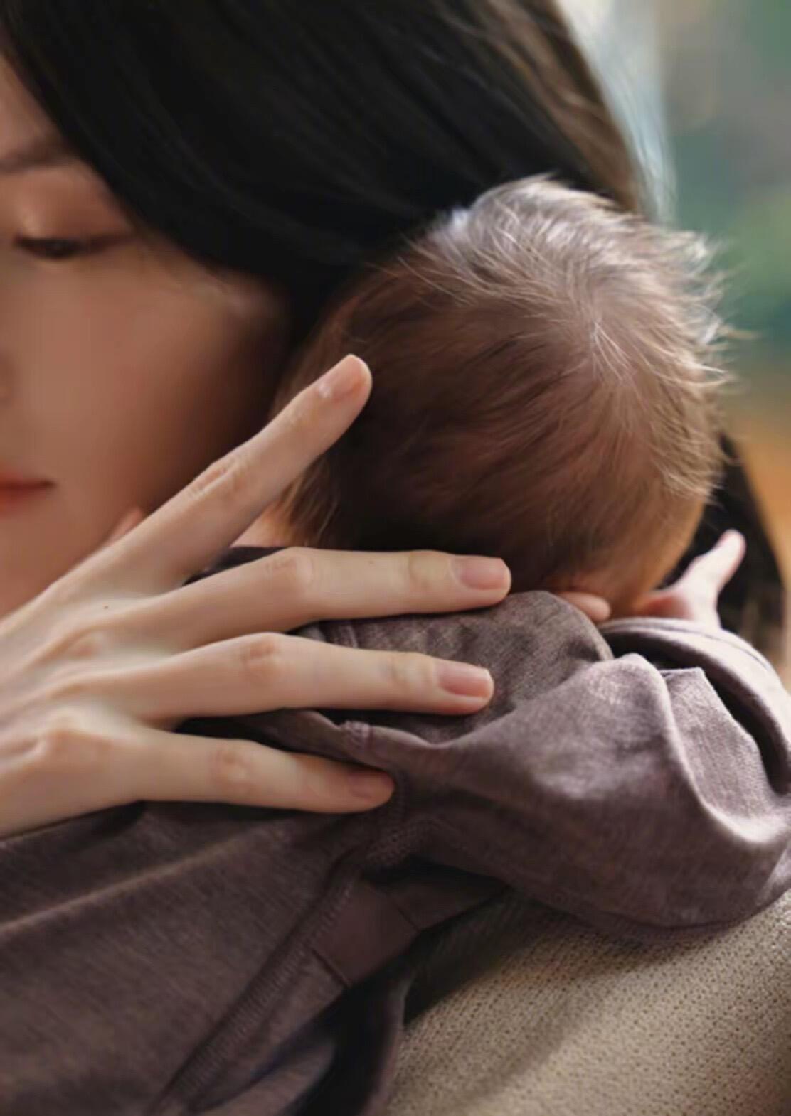 陈伟霆一家北京过春节，何穗晒照别墅摆满各色蝴蝶兰，年味十足 