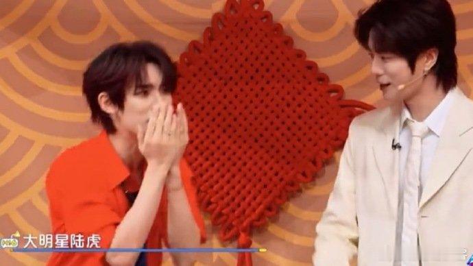 丁程鑫丁程鑫既过了嘴瘾又过了手瘾你好星期六抽象好物局被丁程鑫霸屏！驭扇表演，妥妥