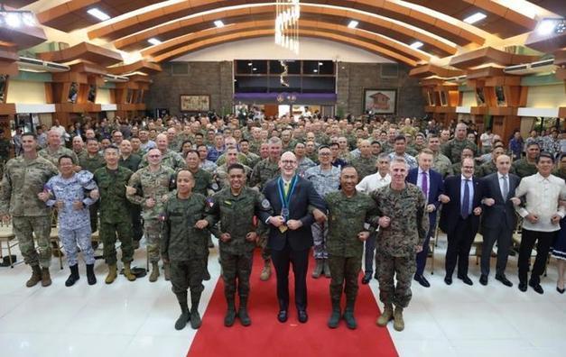 史上最大规模“肩并肩”军演？草台班子装大佬，解放军霸气围观。

美日菲等国近期在