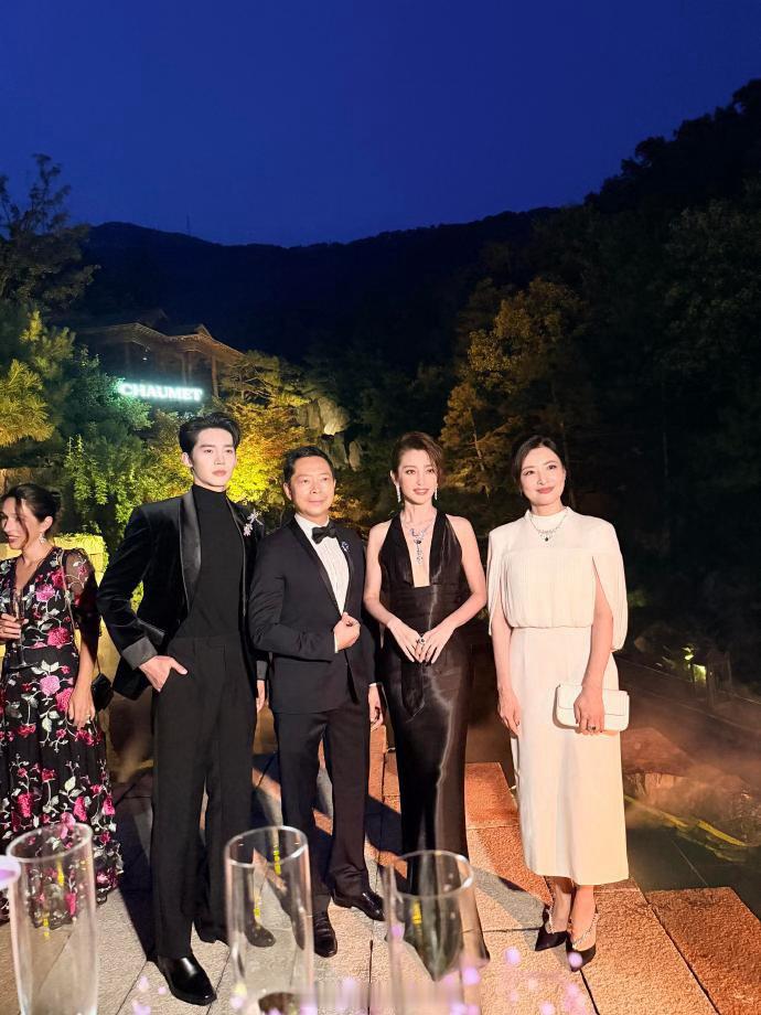 李冰冰于适约好了穿黑色豪门姐弟再度同框太惊艳！李冰冰身着缎面黑裙，腰间领带设计又