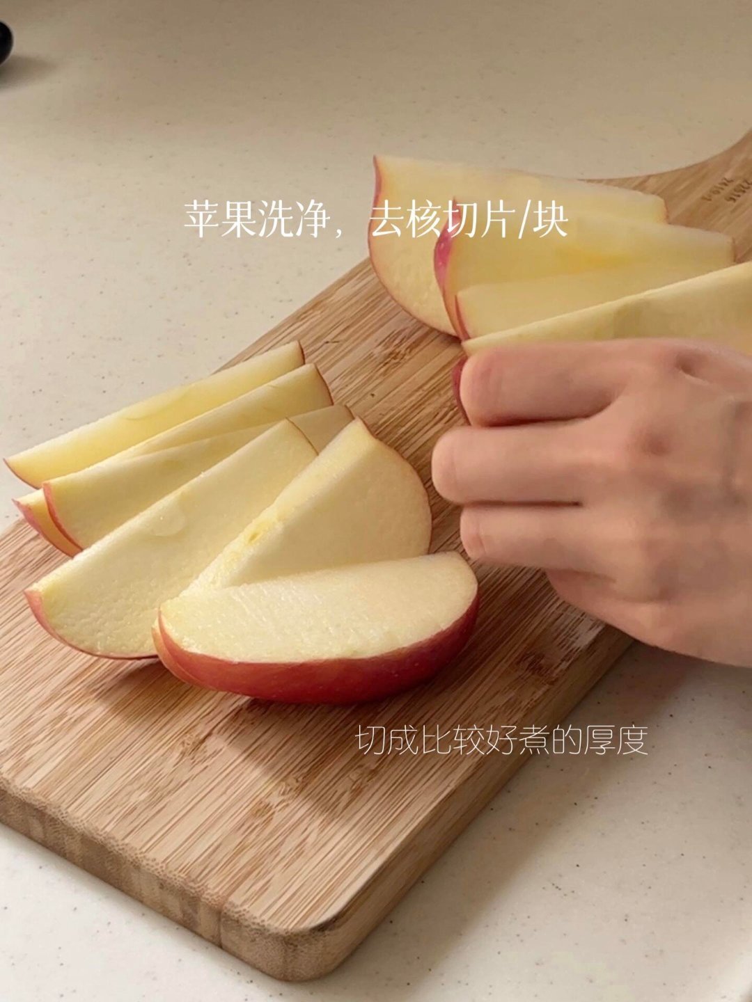 工作压力激增，感觉脑袋和键盘都没有休息时间，给自己煮了苹果玫瑰枸杞茶🍵。 🍎