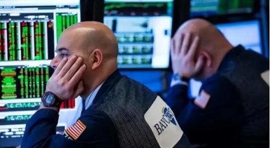 一旦中国今天清空全部7307亿美元美债，明天我们自己的出口企业，就将接不到一张新