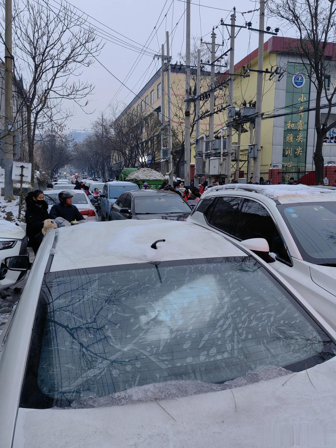 武安市老街区之一的北关街，道路本来就不宽，一到接孩子放学时，一些人不顾他人，把车