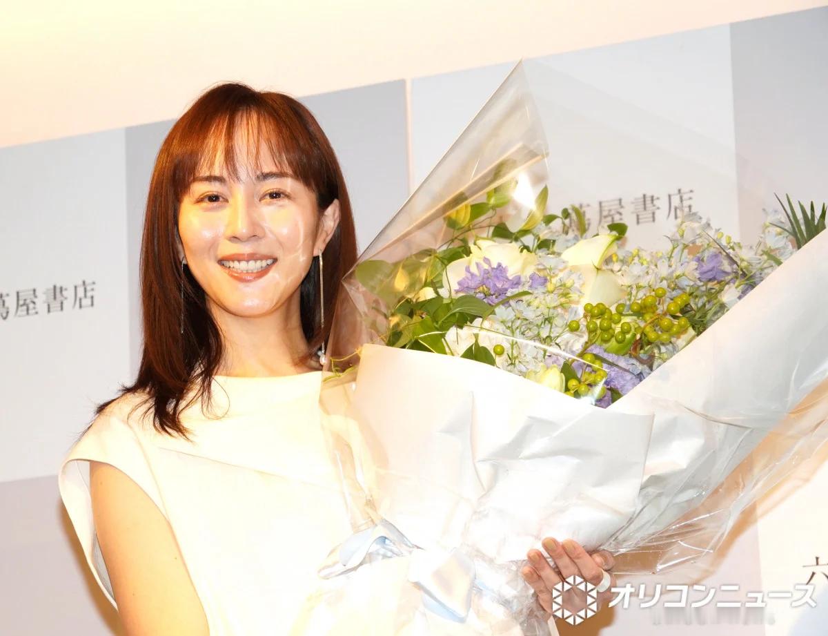 日娱新闻比嘉爱未 演员比嘉愛未于6月14日在东京都内出席了散文集《またね。》（讲