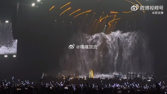 海来阿木巡演大合唱氛围拉满 海来阿木青岛巡演，大合唱中传递音乐的温暖与感动，现场
