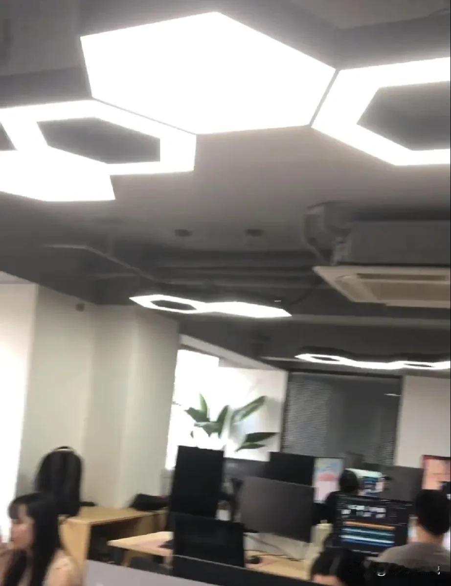 前天下午刚通知生产一线中秋节不放假，昨天三个小伙就过来辞职。在办离职交接的时候，