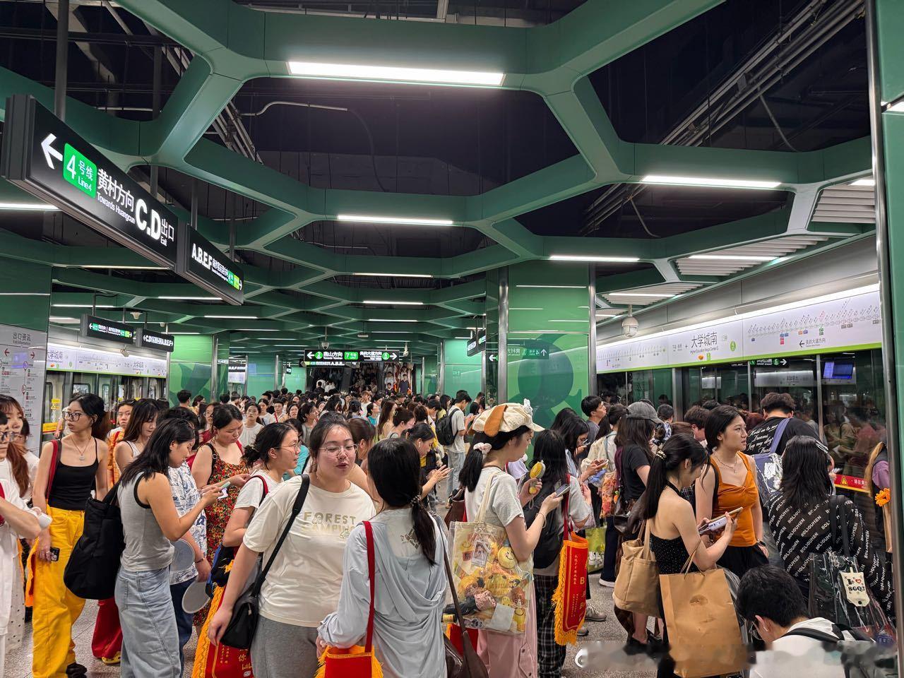 广州地铁网友：2026年5月30日（周六）广州地铁晚间客流画面投稿。图1为21: