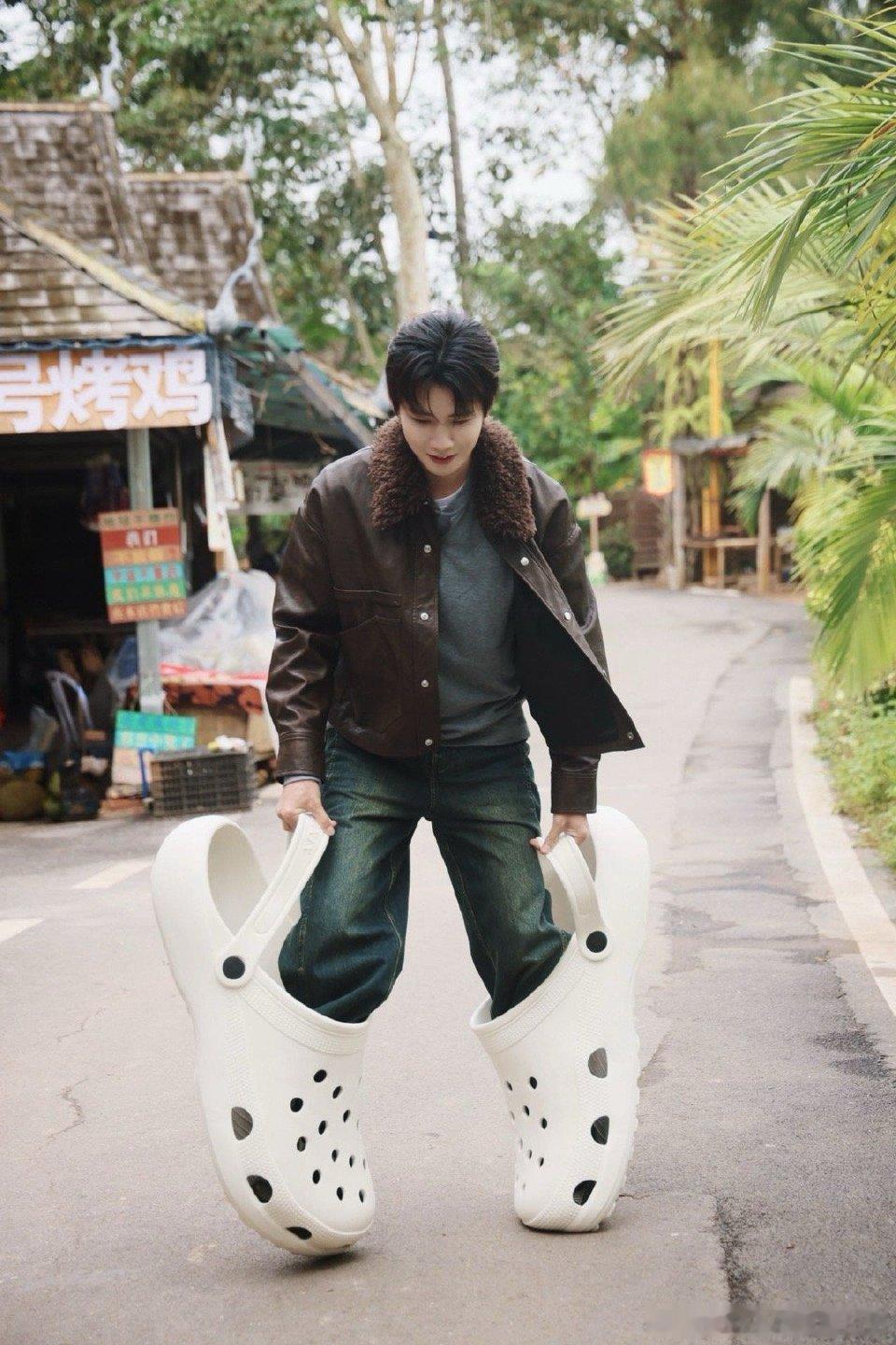 任豪抽象界门面担当着周震南何洛洛的儿童车上坡，画风又傻又好笑，这波抽象操作没人能