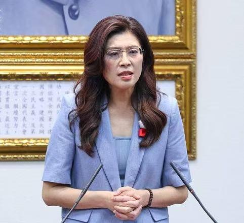郑丽文发表声明。6月21日，郑丽文出席新竹市小组长授证典礼时表示，"没有和平，这