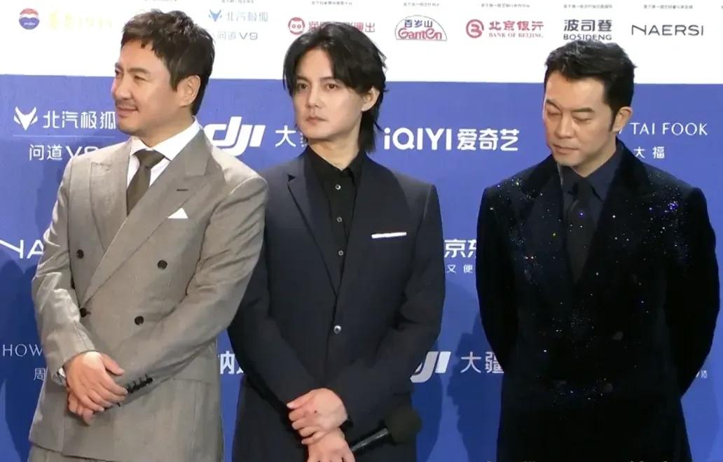 这哥仨的眼神都不往一个地方看？沈腾在笑，尹正在看前方，沙溢看地下。一个看镜头的都