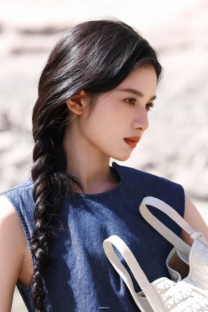 张婧仪纯生图的震撼 这种脸放在大银幕上也是优势。不需要柔光滤镜，不需要后期磨皮，