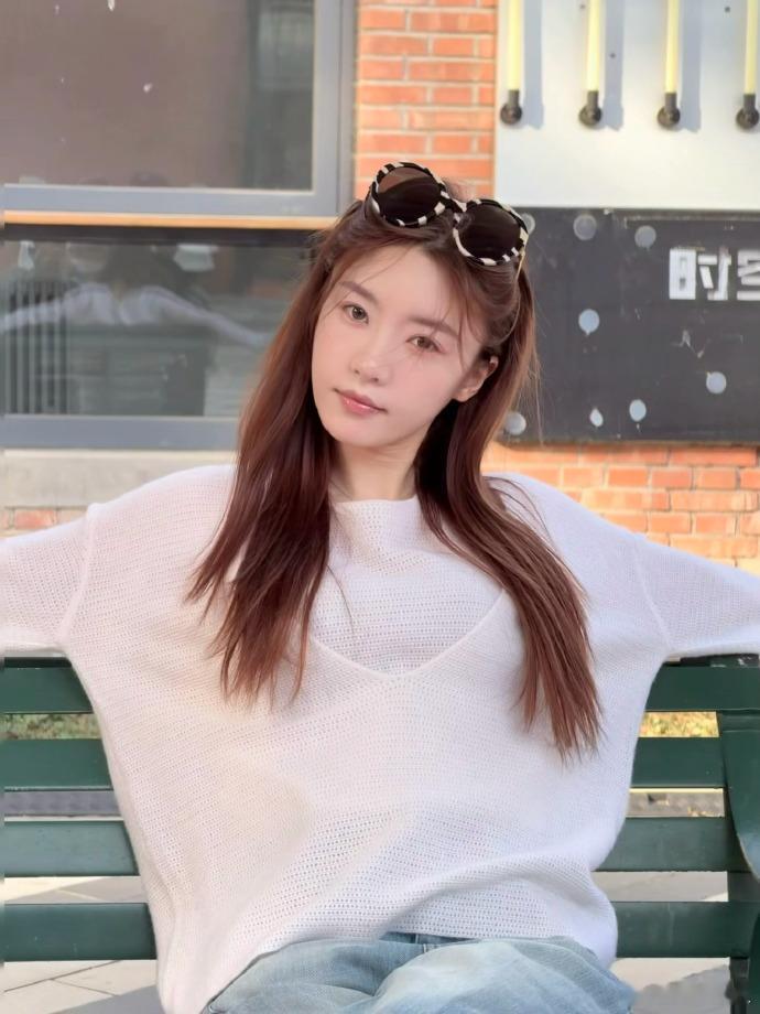 张月这次物料不靠姐姐匀浪姐直播名场面反转打卡，张月独立拍摄外景随拍，白色针织温柔