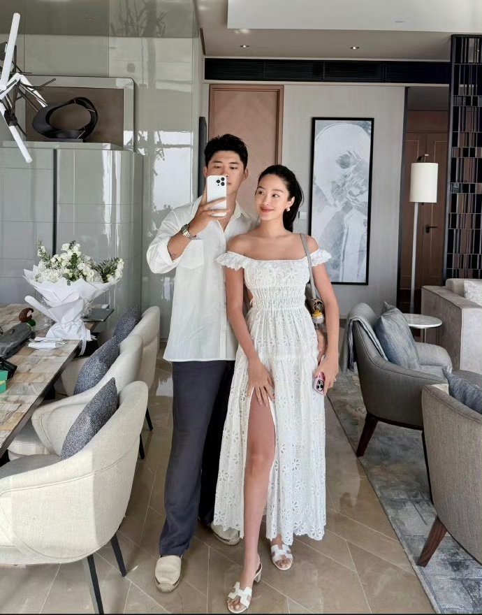 杨采钰老公晒合照秀恩爱确定领证了吗？是法定夫妻吗？别晒合照了，啥时候晒个结婚证看