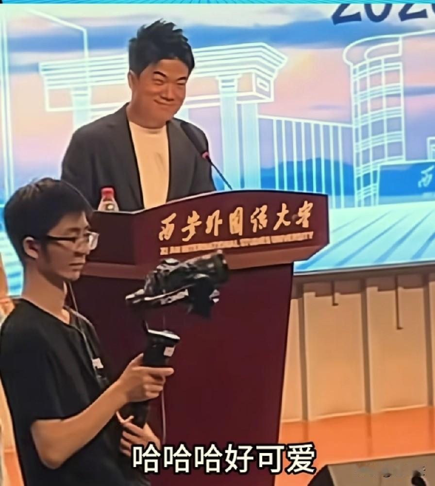 演讲中的小插曲。
    董宇辉调侃道：可见书真的能改变一个人，现在都有人夸我帅