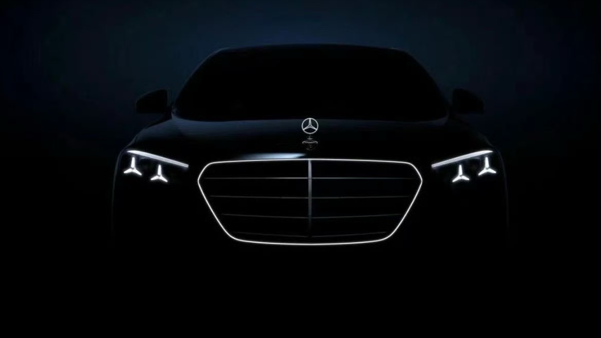 宝马已经玩了好多年的发光中网终于奔驰也用上了，但本着青出于蓝而胜于蓝的原则奔驰加