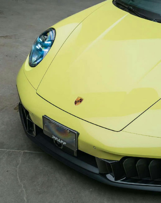 保时捷911 Carrera 4 GTS作为911家族的硬核性能款四驱加持兼顾操