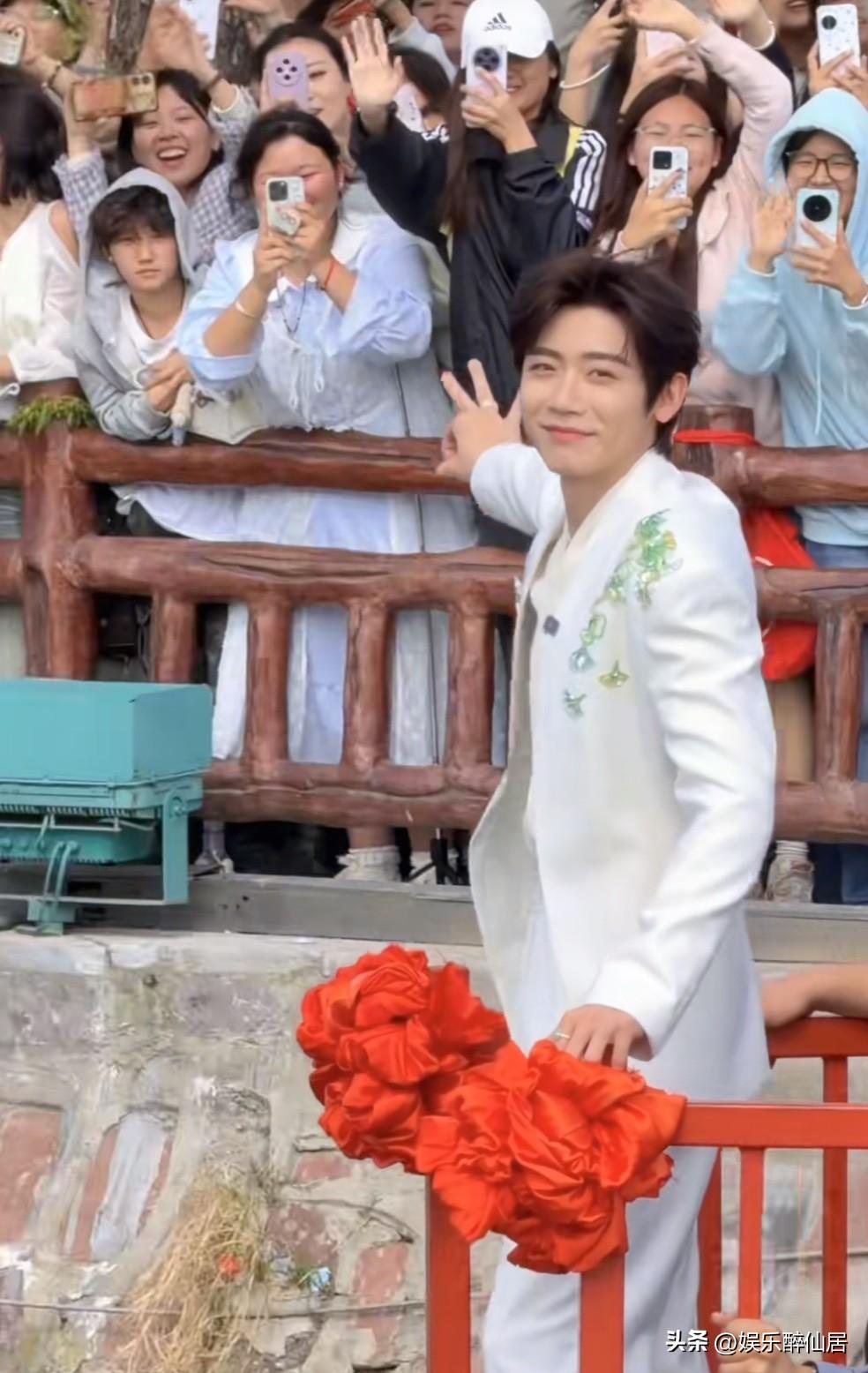 陈晓的时代过去了，现在流行这个？！话说李卿这个男演员还挺特别的，不是陈晓那种痞帅