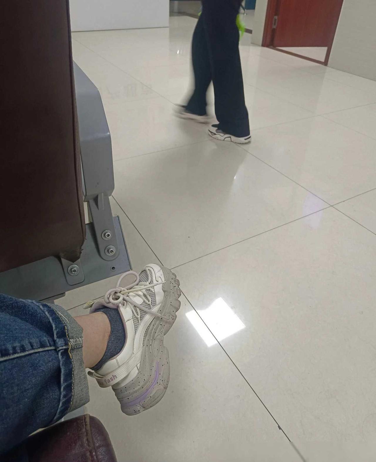 标题：街头穿搭风潮：舒适与审美的平衡
现如今，走在繁华的街头，你会发现一个有趣的
