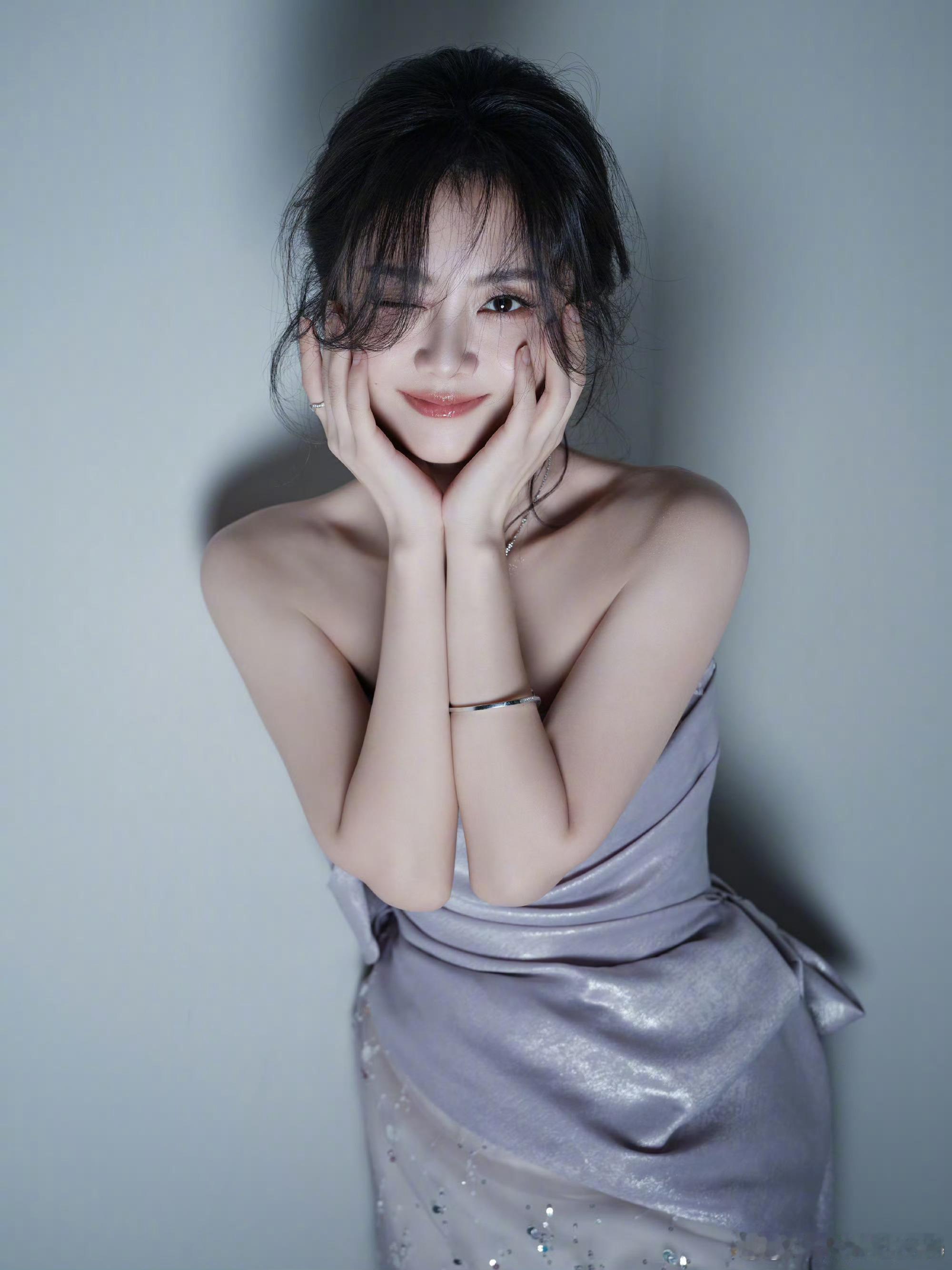 时而俏皮灵动，时而沉静温婉，谭松韵总能轻松驾驭不同氛围感造型。 