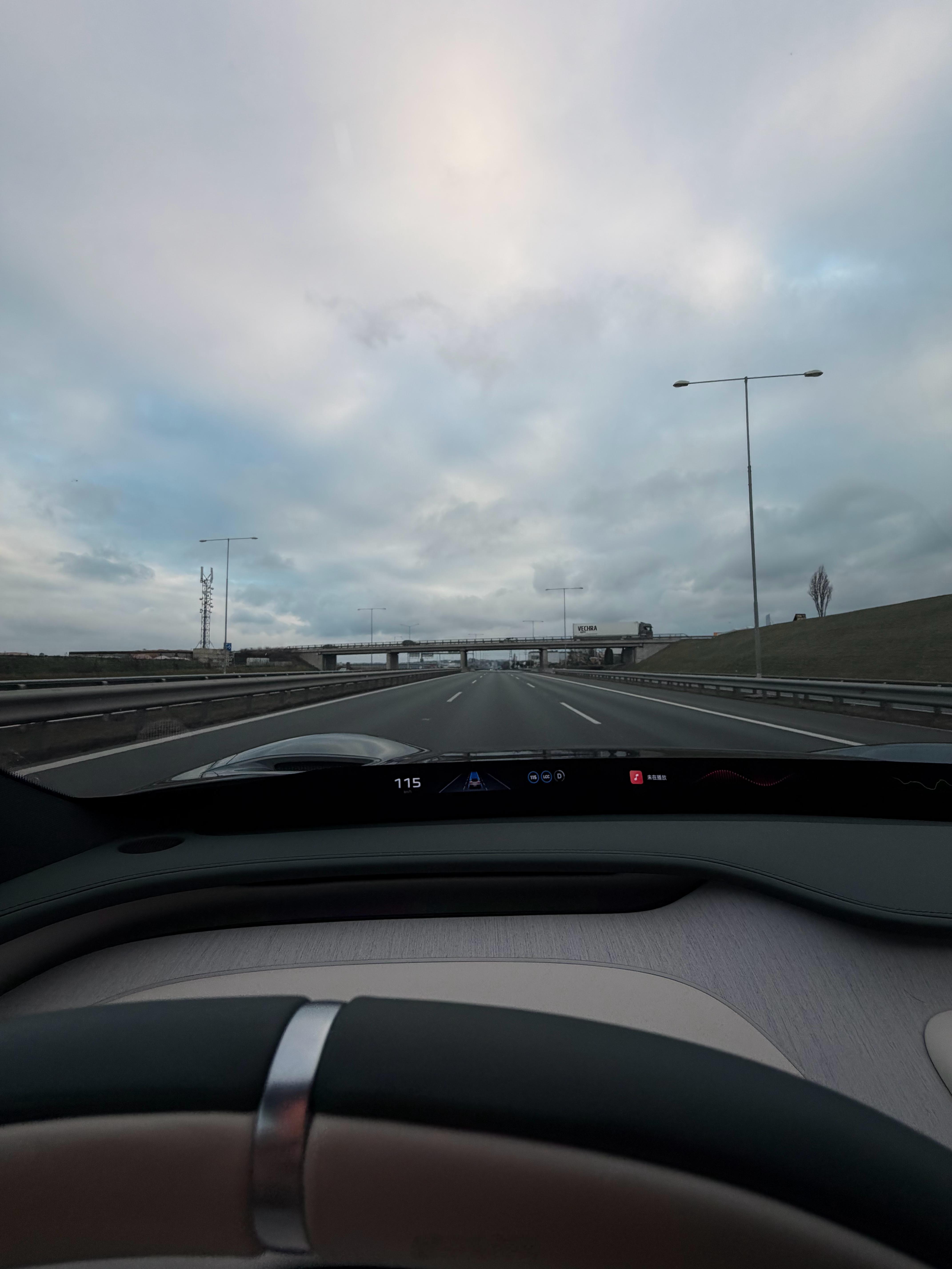 圣诞节平安夜…外国高速上是真没车！跟咱过年三十基本一样哈哈哈哈啊哈哈 捷克