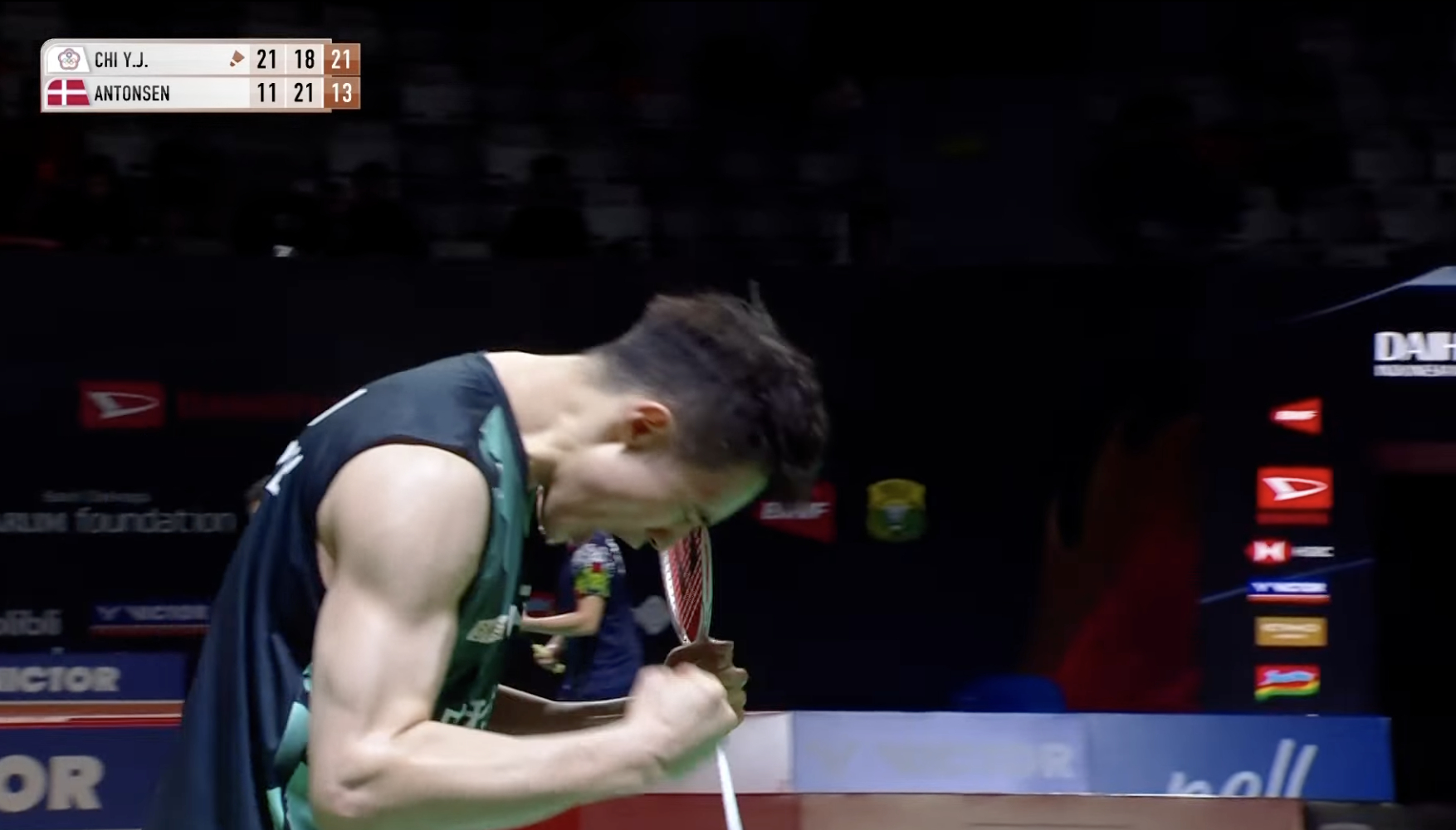 戚又仁 21-11、18-21、21-13 🇩🇰安东森下轮：郑加恒🇸🇬 