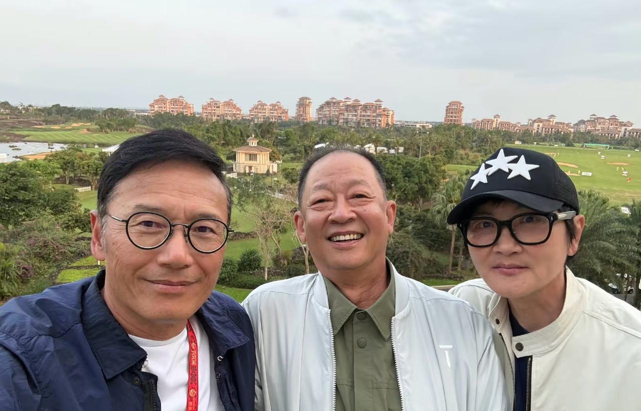 苗侨伟：这角度不错，俯瞰全场，像当年TVB片场看监视器。

王志文：你那是看戏，