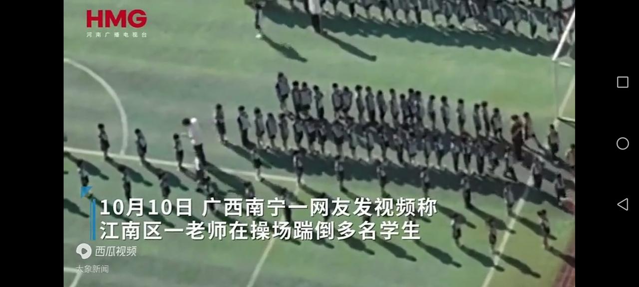 这体育老师师德堪忧啊，踹倒两个学生后，对第三个学生也是指指点点，不管怎么说，这只