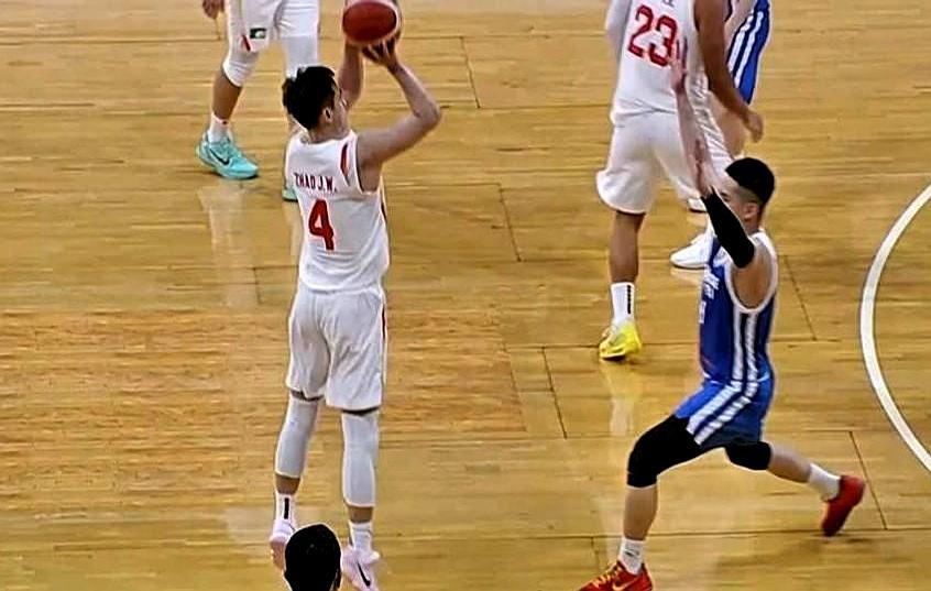 拯救中国男篮的，是一记最容易背锅的出手。
 
马尼拉客场，第三节落后11分。对面