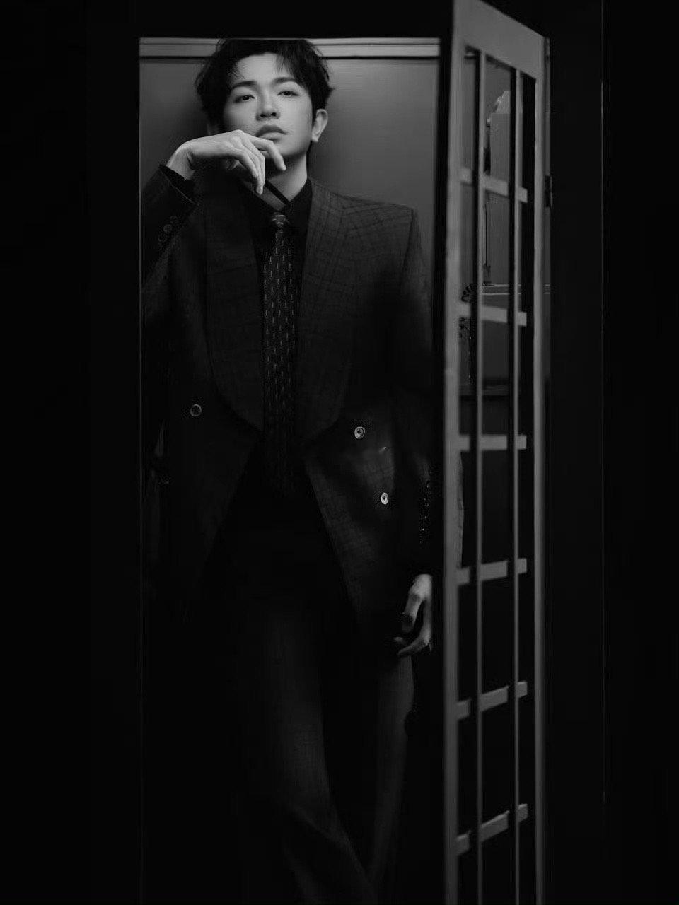 谁接到颜人中电话了 这通电话，接的不是信号，是心跳！颜人中光是站在那儿就自带故事