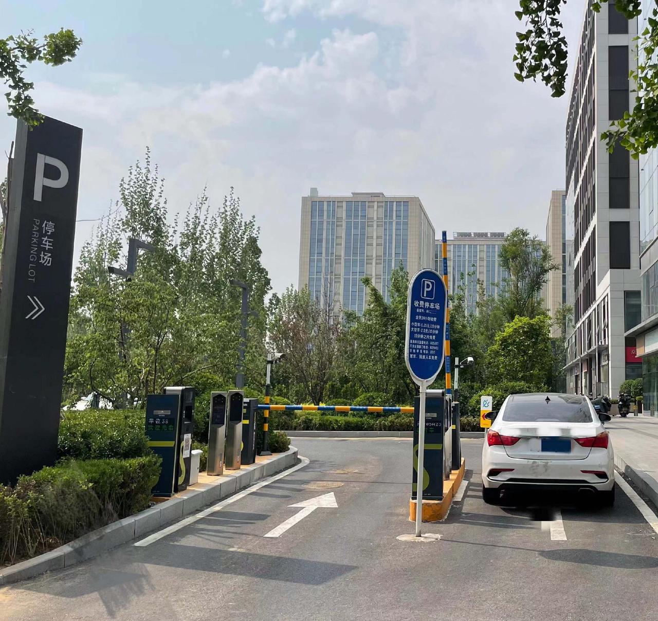 千万不要停车逃费了，可能构成盗窃罪！

就在7越27日，媒体曝光了发生在近日的一