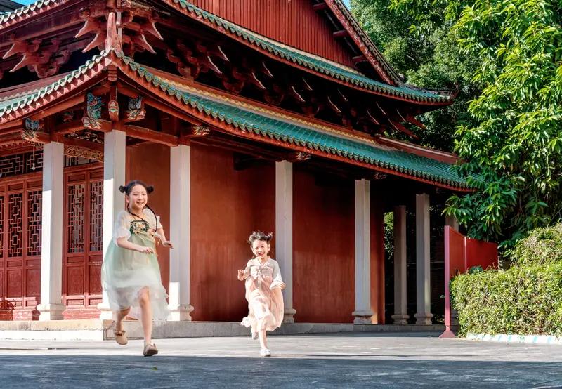 这对姐弟的相处模式，真是让人看得目瞪口呆。
 
楼主说，两岁时姐姐喂他吃脏东西，