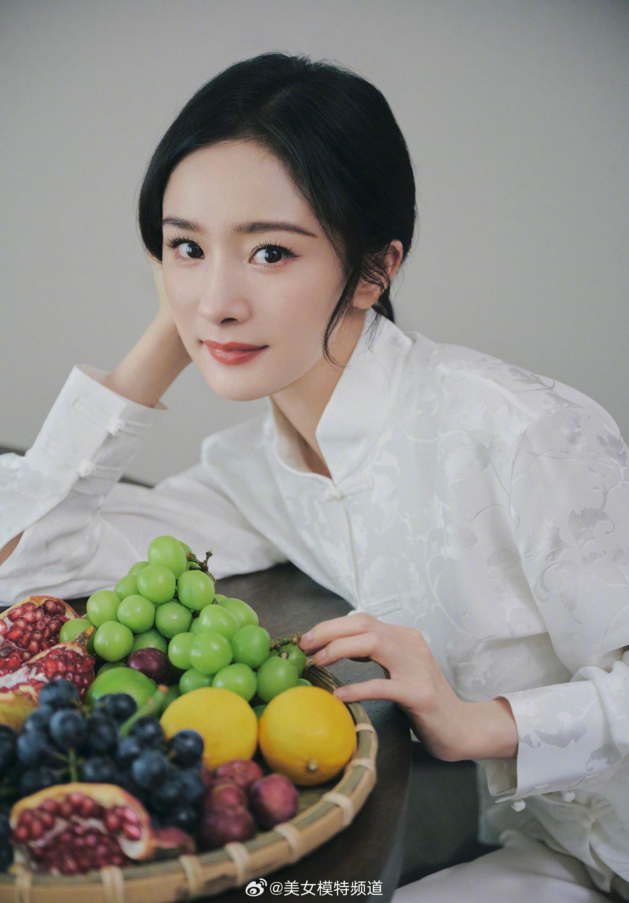 杨幂白色穿搭写真 