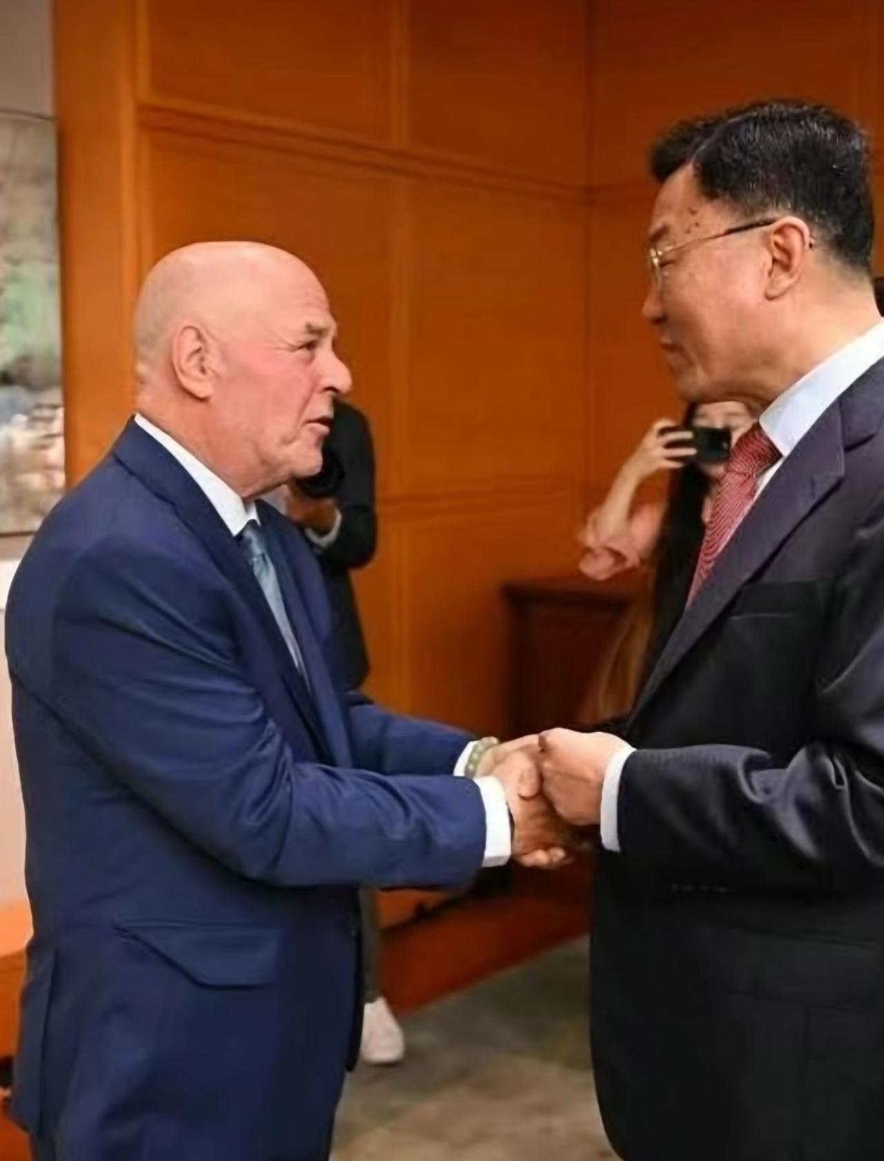 赛考斯在中国已经是家喻户晓的国际友人，他与内蒙古治沙模范殷玉珍的故事传遍祖国各地