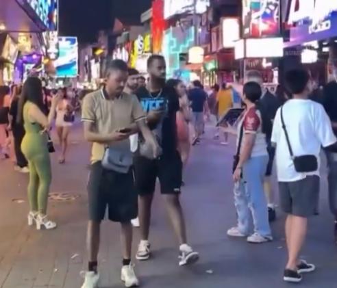 林肯号5000名美兵要抓狂，在曼谷找不到相应服务，酗酒还被泰国警方抓捕！

经常