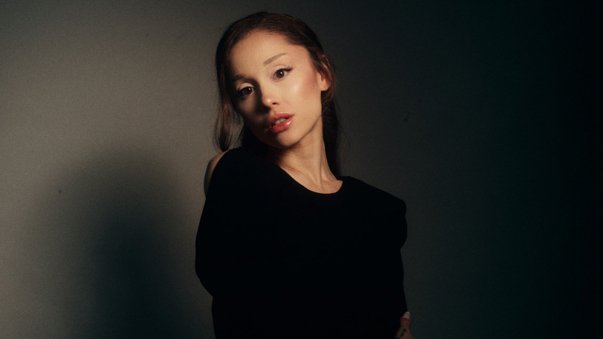 Ariana Grande 的专辑《petal》总时长约 36 分钟。以下为完整