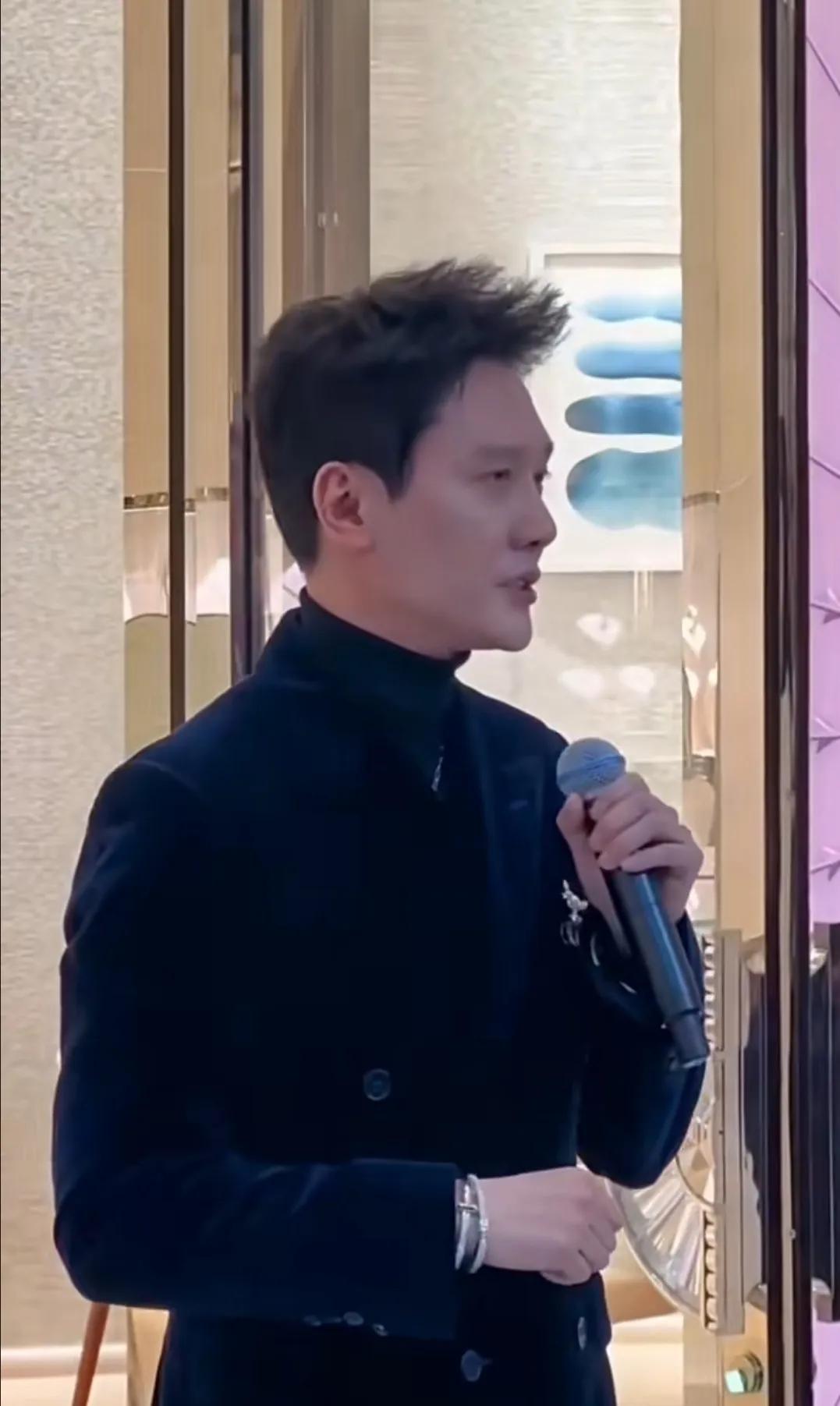 郑州大卫城偶遇了冯绍峰和马伊琍一起参加线下活动，冯绍峰看着变化挺大的，都快认不出