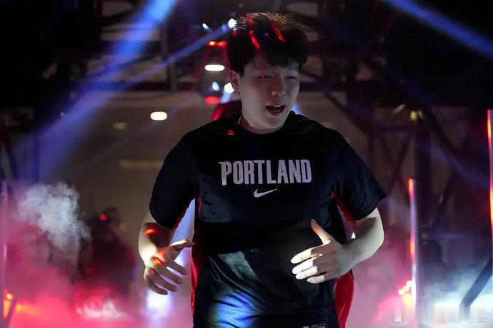 杨瀚森被下放或召回时的往返机票给报销不？当然！在NBA打球可是一个“包吃包住包差