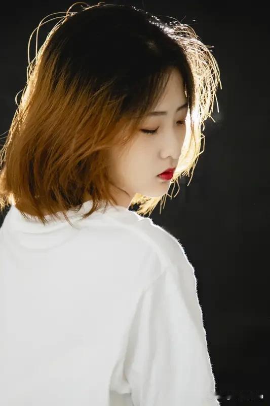 人真的会在某一瞬间，一把火烧了心中所有的执念。情绪的尽头不是发泄而是沉默，不想再