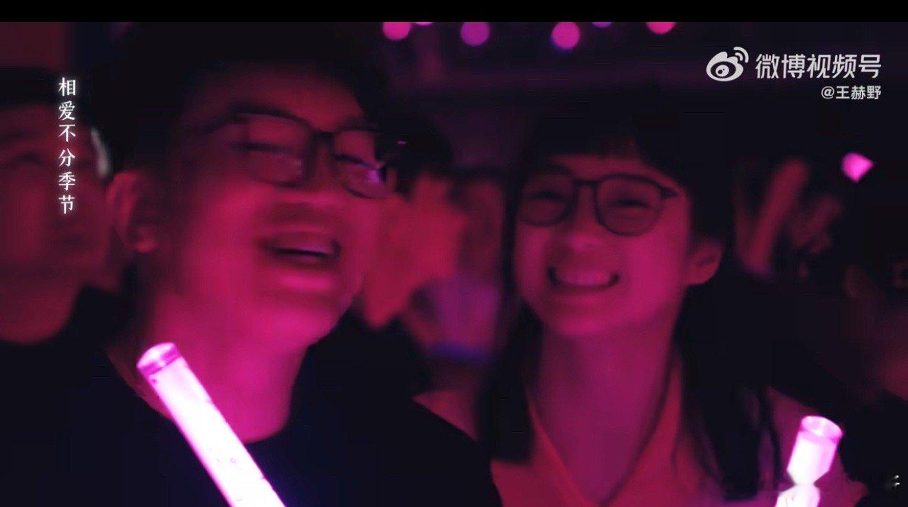 王赫野佛山这股劲儿太强了 佛山舞台的灯光照在他身上，连影子都透着股冲劲——走位时