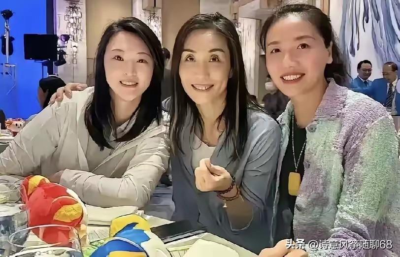 女排运动员里，魏秋月的颜值不是最高的一个，没有惠若琪看起来那么好看，但她气质是最