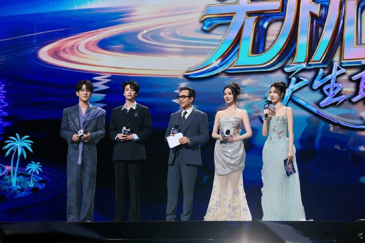 靳梦佳 上班当主持人下班当小女孩 三亚之行亮点十足！上班主持团里沉稳靠谱，话筒在