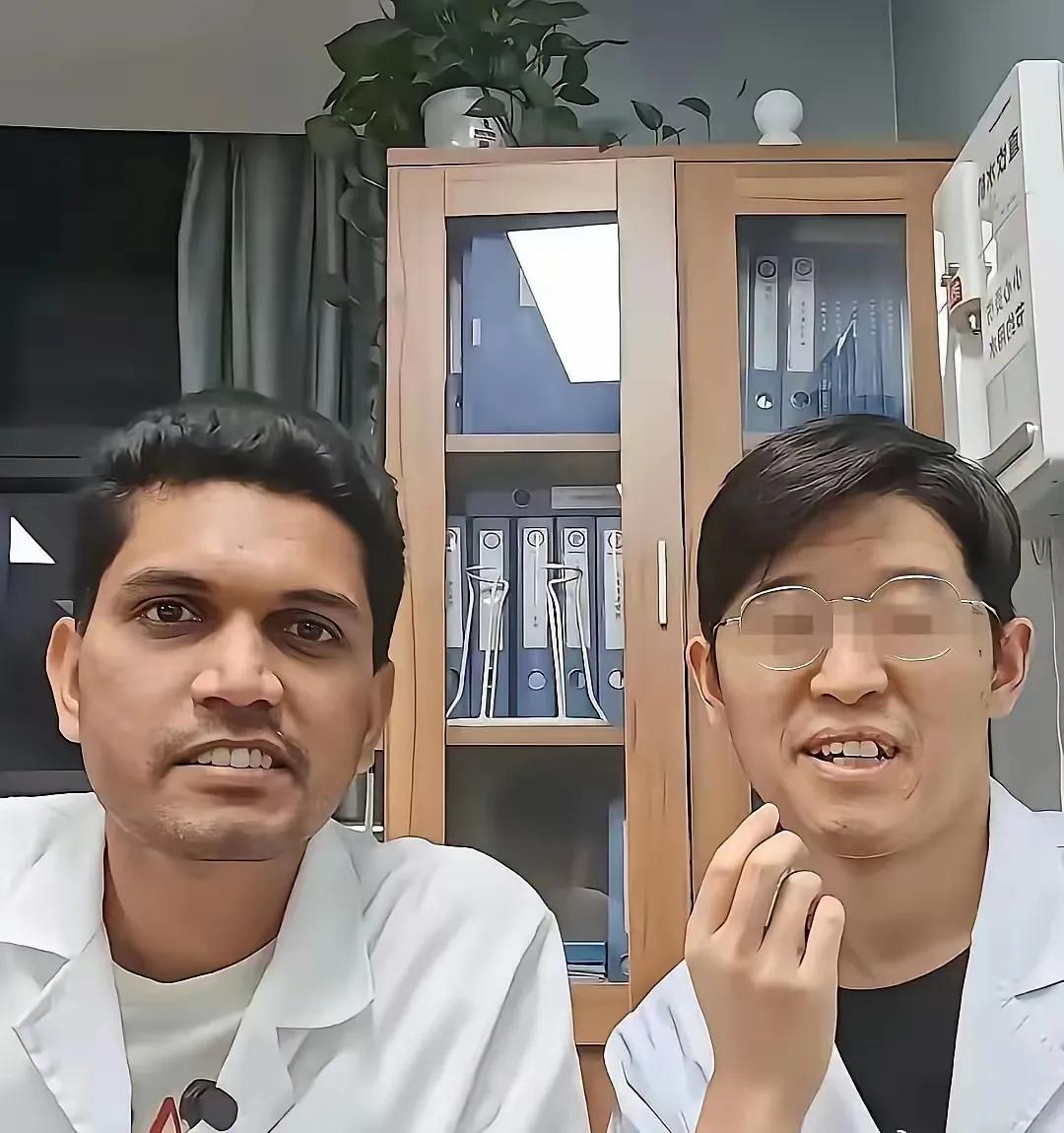 印度留学生来华深造，通过朋友介绍在国内一住12年，他自己直言：
在印度我种姓低、
