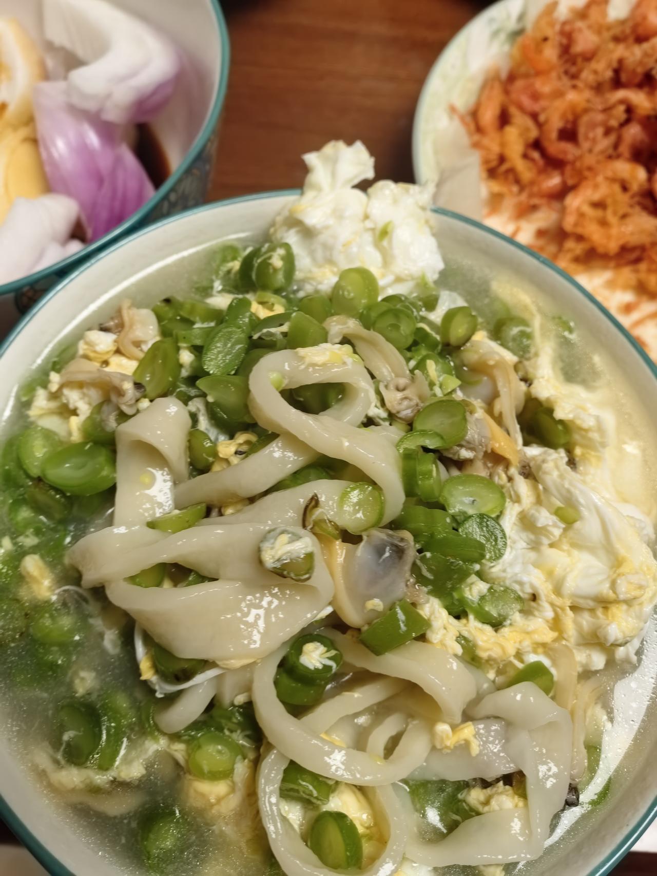 记忆里妈妈的手擀面切的比这还细。和面时加盐碱，面条煮出来微黄口感Q弹。最喜欢扁豆