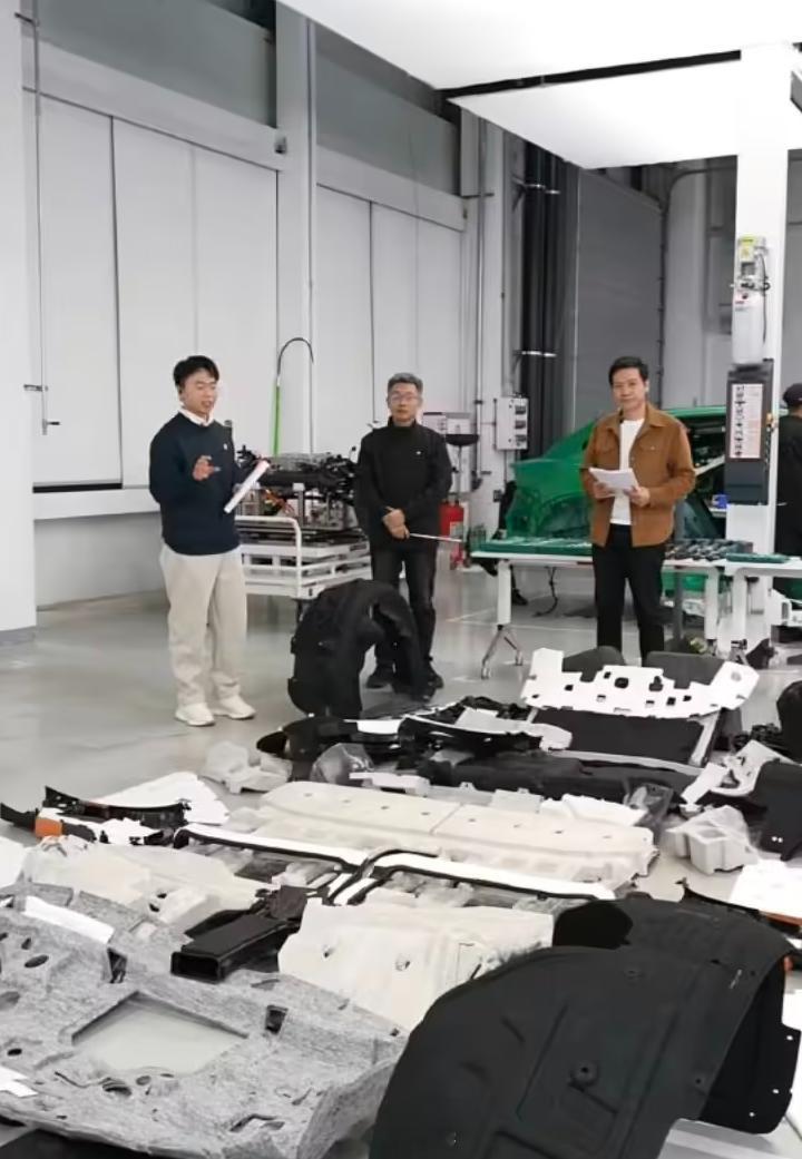 雷军拆车大家都看了吗，拆完才知道有这么多零件 