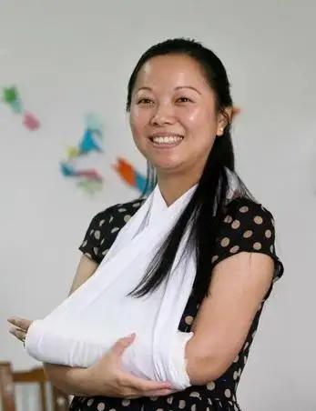 从10楼坠下的幼儿被一位妈妈徒手接住了，之后收下20万奖金，遭到网友们的口诛笔伐