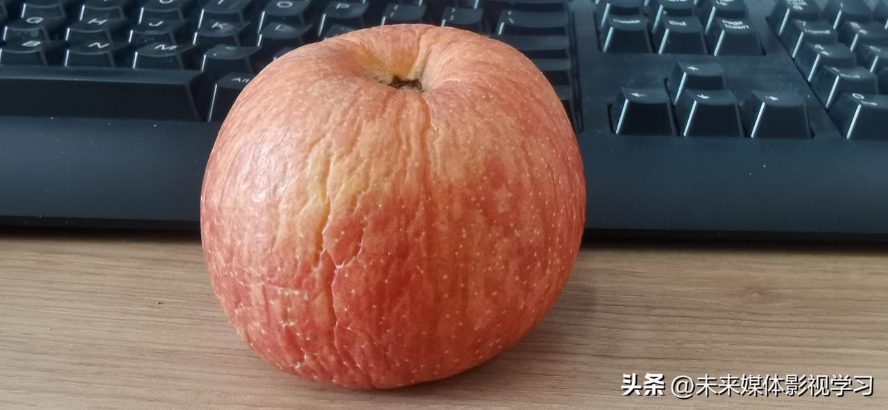 这个苹果已经放在办公室四个月了，还没有坏，只是水分少了，出现了邹文，上面看得出来
