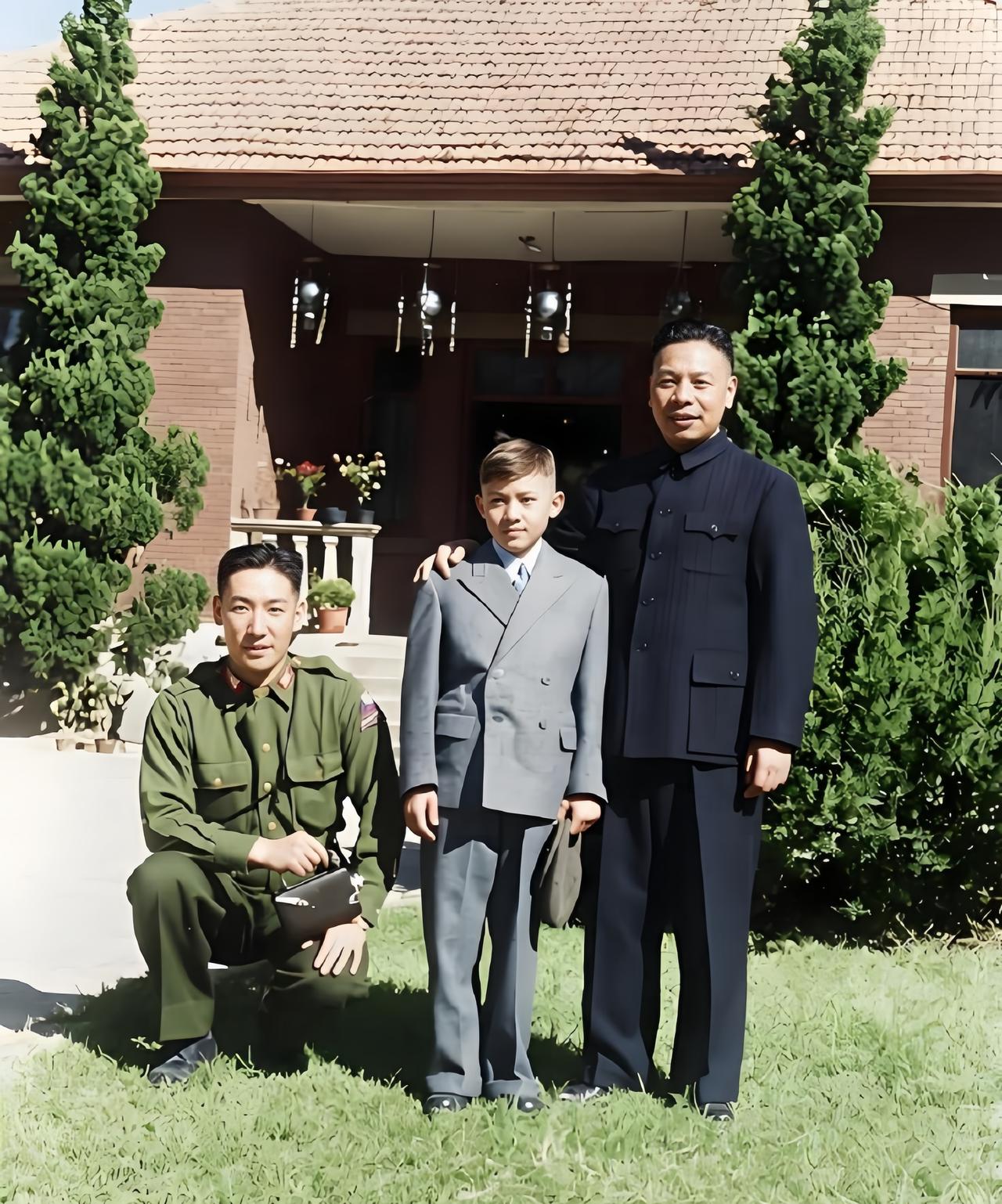 这是蒋建丰、蒋建镐兄弟俩与后辈蒋孝文。蒋孝文是蒋家第三代长孙，早年被给予厚望。小